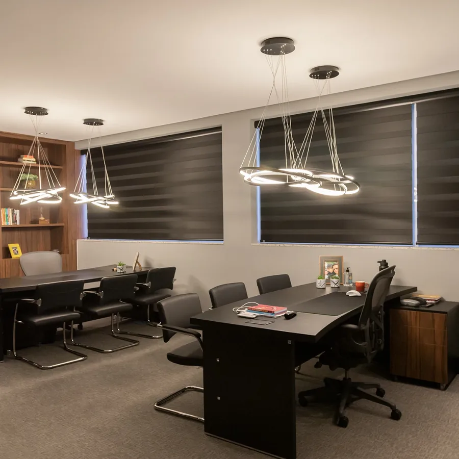 Sala de reunião com double vision escura