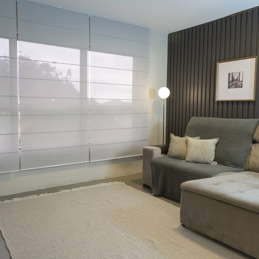 Sala com persiana horizontal branca